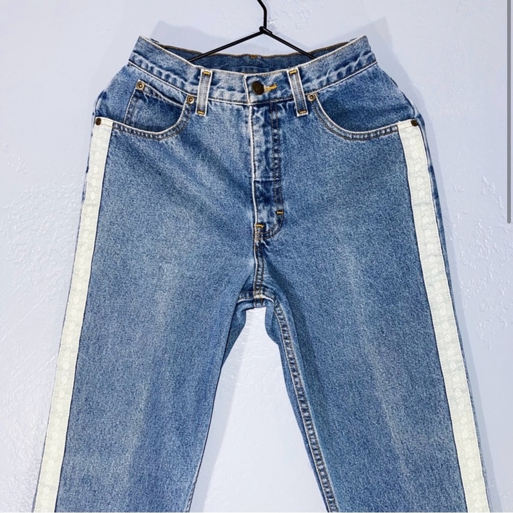 Newport News
VINTAGE MOM JEANS WITH STRIP EMBROIDERED SIDES 6/24" - Picture 4 of 7